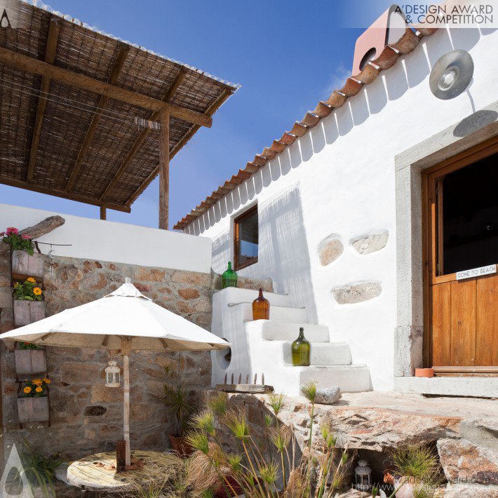 the-embracing-house-by-pedro-quintela
