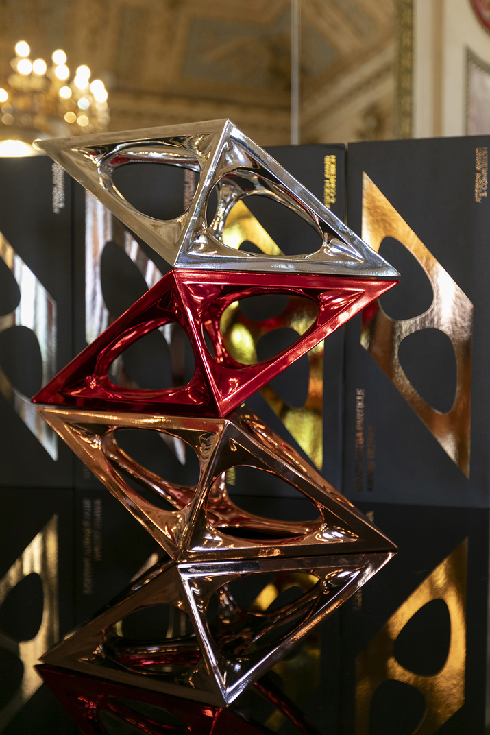 A' Design Award 5XL Trophy Como